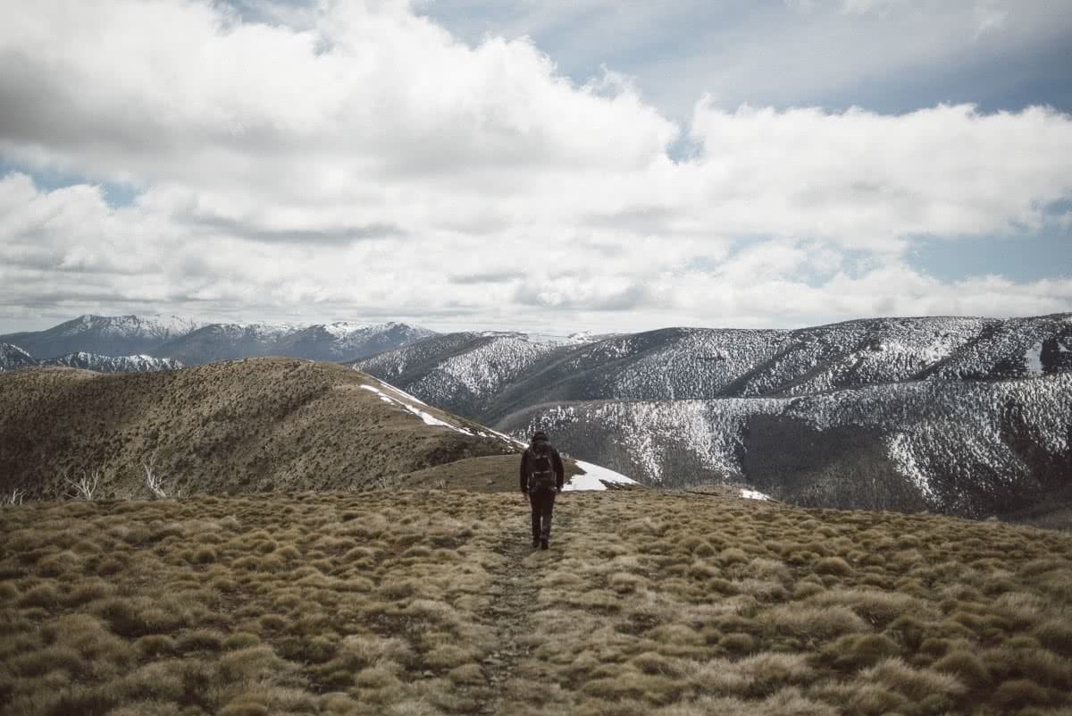 Traversing the Razorback // Alpine National Park (VIC), Mitchell Hodge, mountains, hiker, snow, clouds, horizon