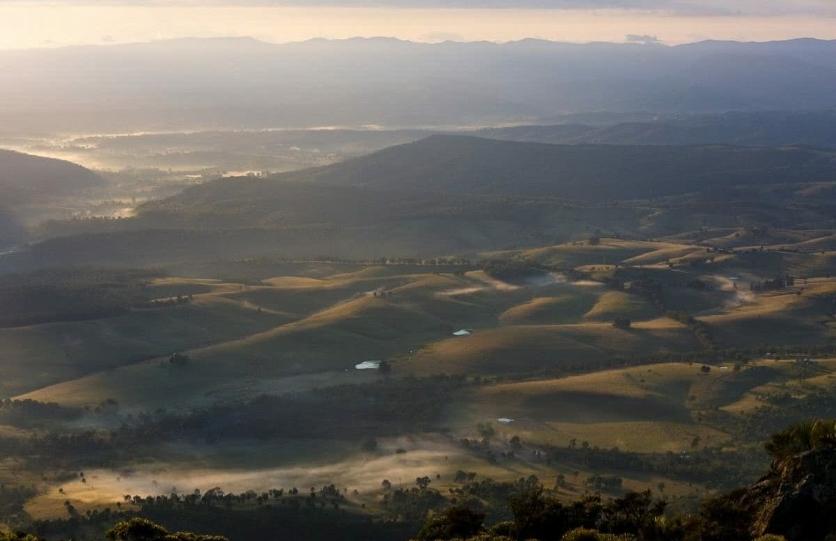Dawn Chasing // Sunrise from Mt Maroon (QLD) Casey Eveleigh, Mt Maroon, Queensland, dawn, rolling hills, undulating, mist