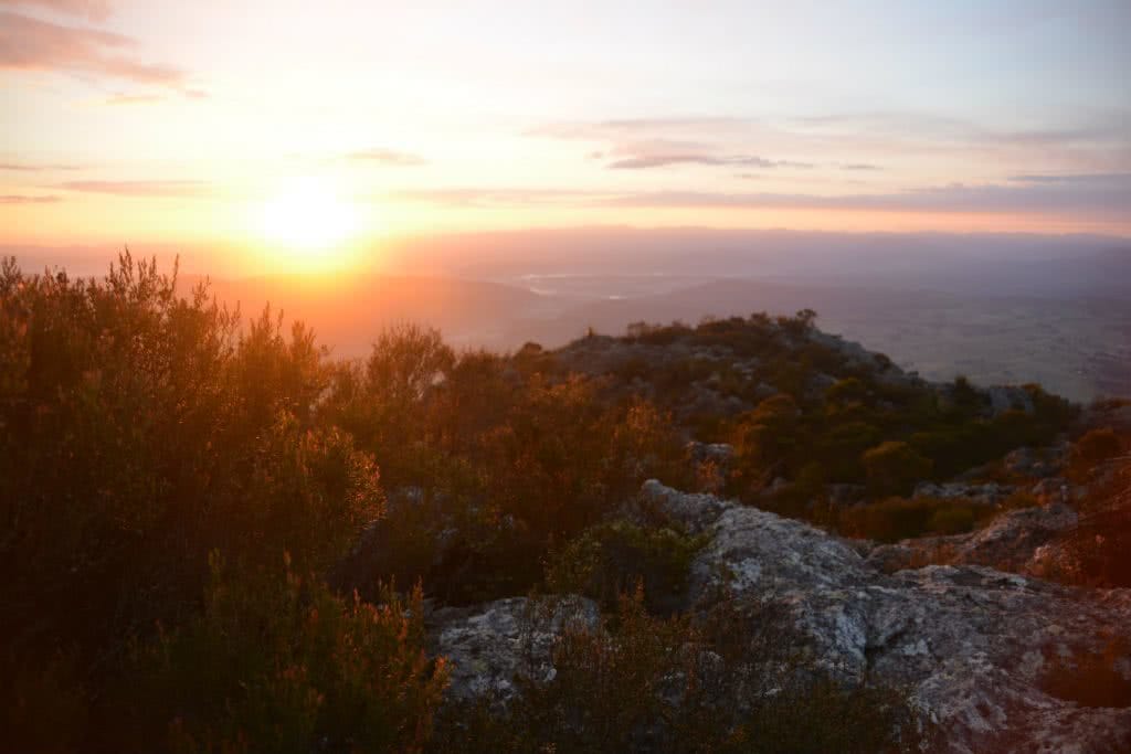 Sunrise from Mt Maroon Summit Sunrise from Mt Maroon Why I wake Up At 2am Every Weekend Lisa Owen, bush, dawn, mountain, mist, sunrise, sunburst, clouds