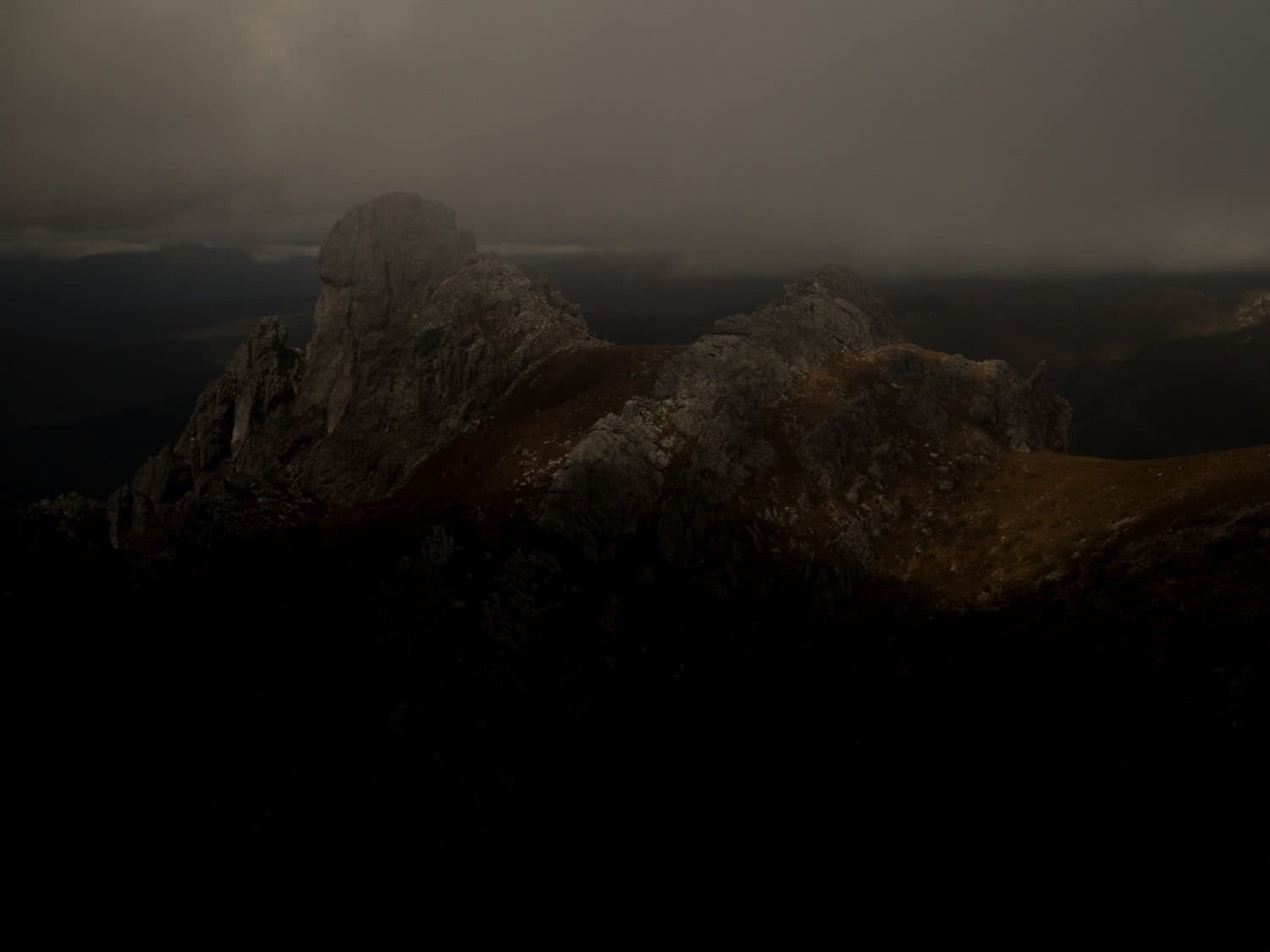 michaelaskovranova. south coast track, olympus, Tasmania, hiking, australian wilderness, mountain, ridgeline