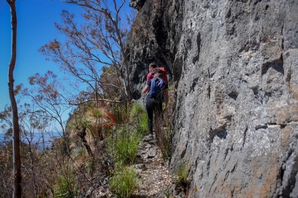 Does Your Loungeroom Have A View Like This? // Main Range NP (QLD) Lisa Owen_ClifflineWalk, trail, drop-off, hikers, narrow