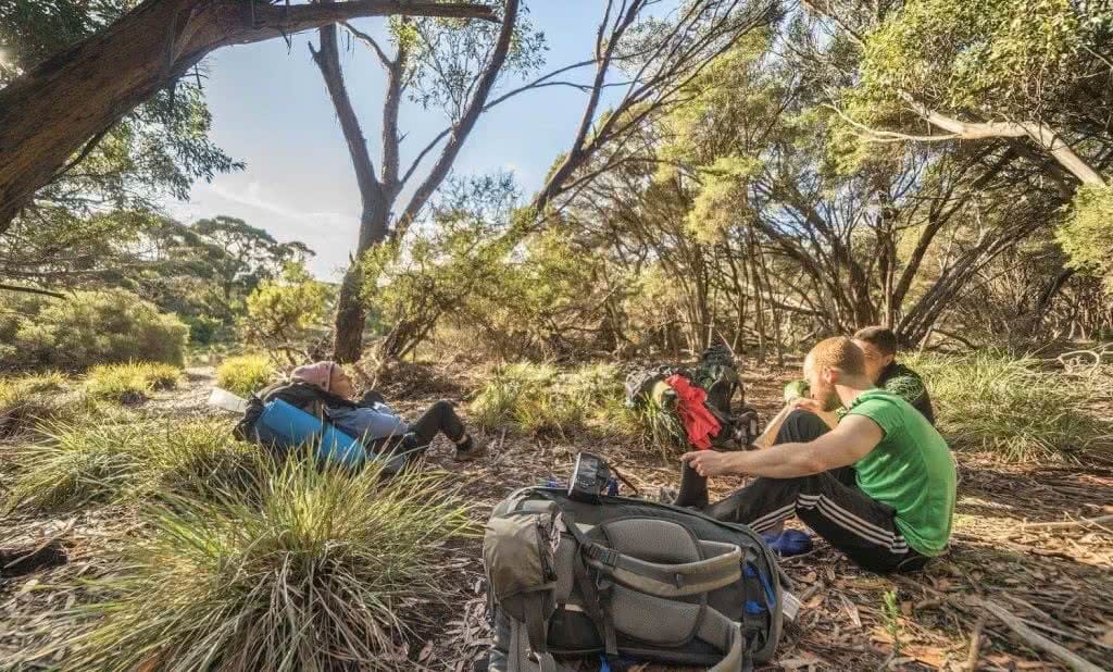 How Not To Hike (I Learned The Hard Way), Saphira Schroers, chill out, rest stop, packs off
