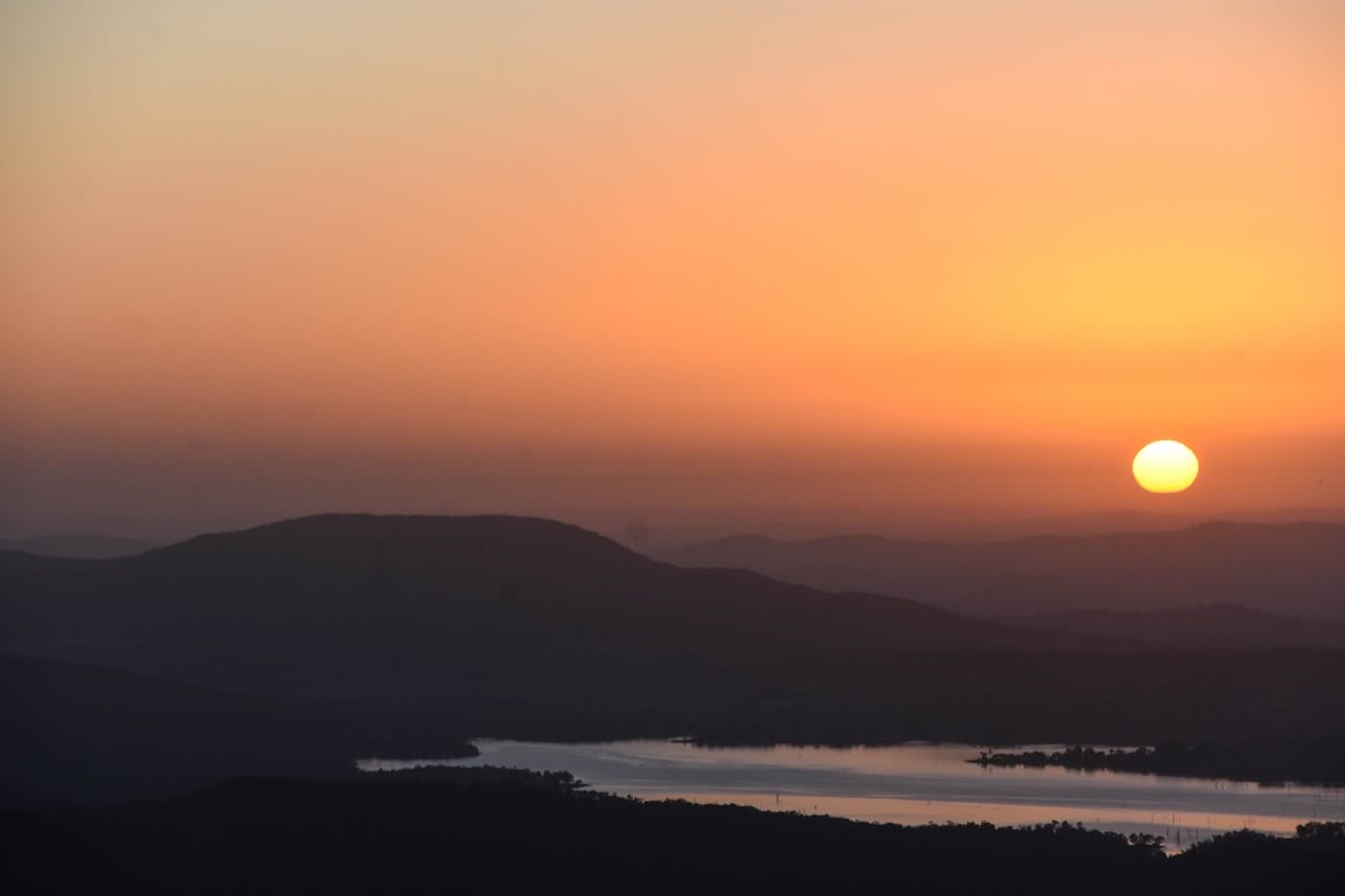 Sunrise and scrambling / Spicers Peak Lisa Owen sunrise, lake, mountains