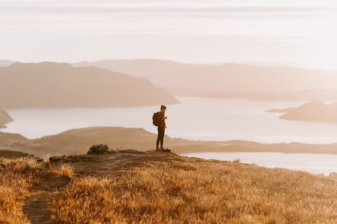 Sunrise & Solitude – Hiking Wanaka’s Rocky Mountain // (NZ), mountains, lake, woman, sunrise