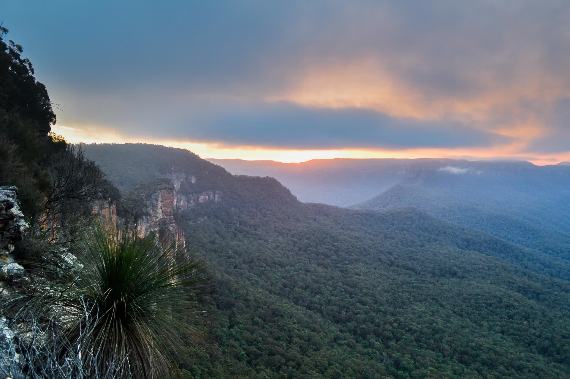 Mt Solitary, overnight hikes, multi day hikes, photo by Tim ashelford, blue mountains, nsw, sunset, cliffs