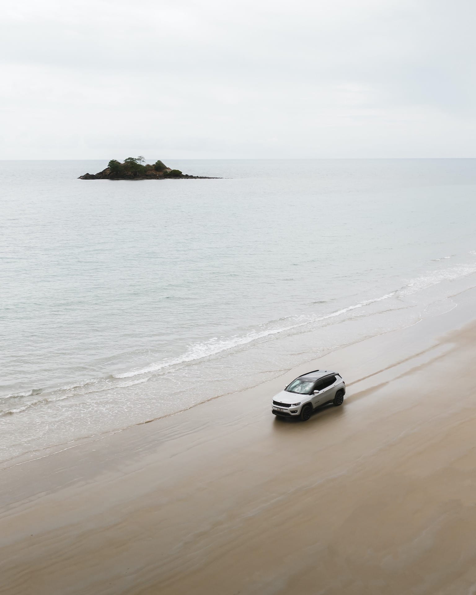 jeep, thorton beach, driving, fin matson, great barrier reef drive, cairns, queenslandjeep, thorton beach, driving, fin matson, great barrier reef drive, cairns, queensland