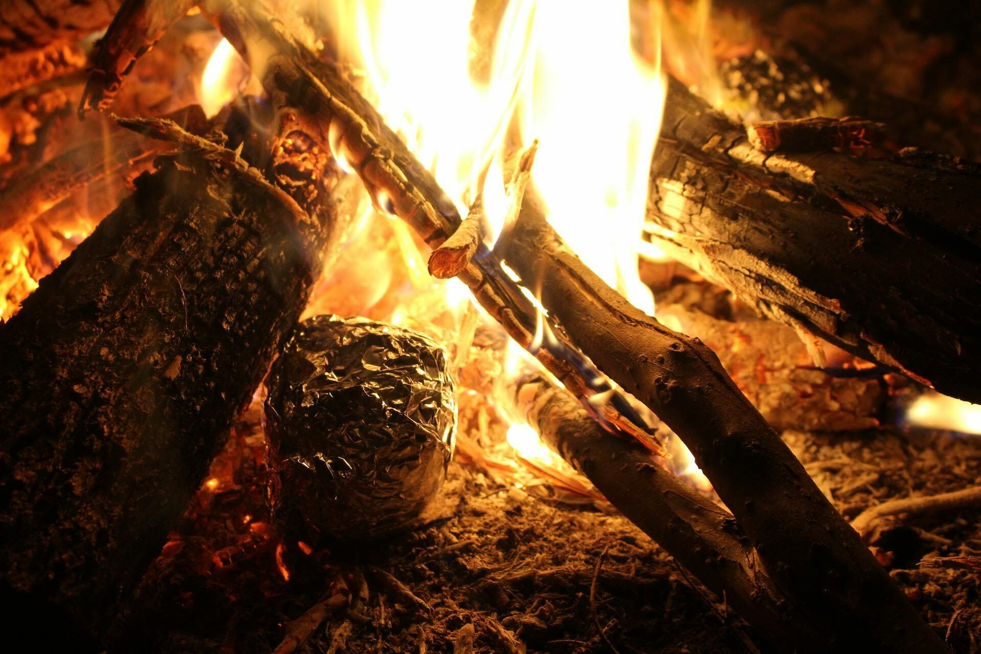 Campfire Baked Potatoes – The Simplest And Tastiest Camping Meal, Pippa Salmon, fire, dinner, food