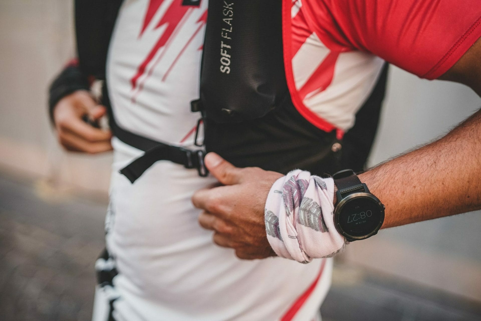 zan, running pack, running watch, trail running, buff, close up