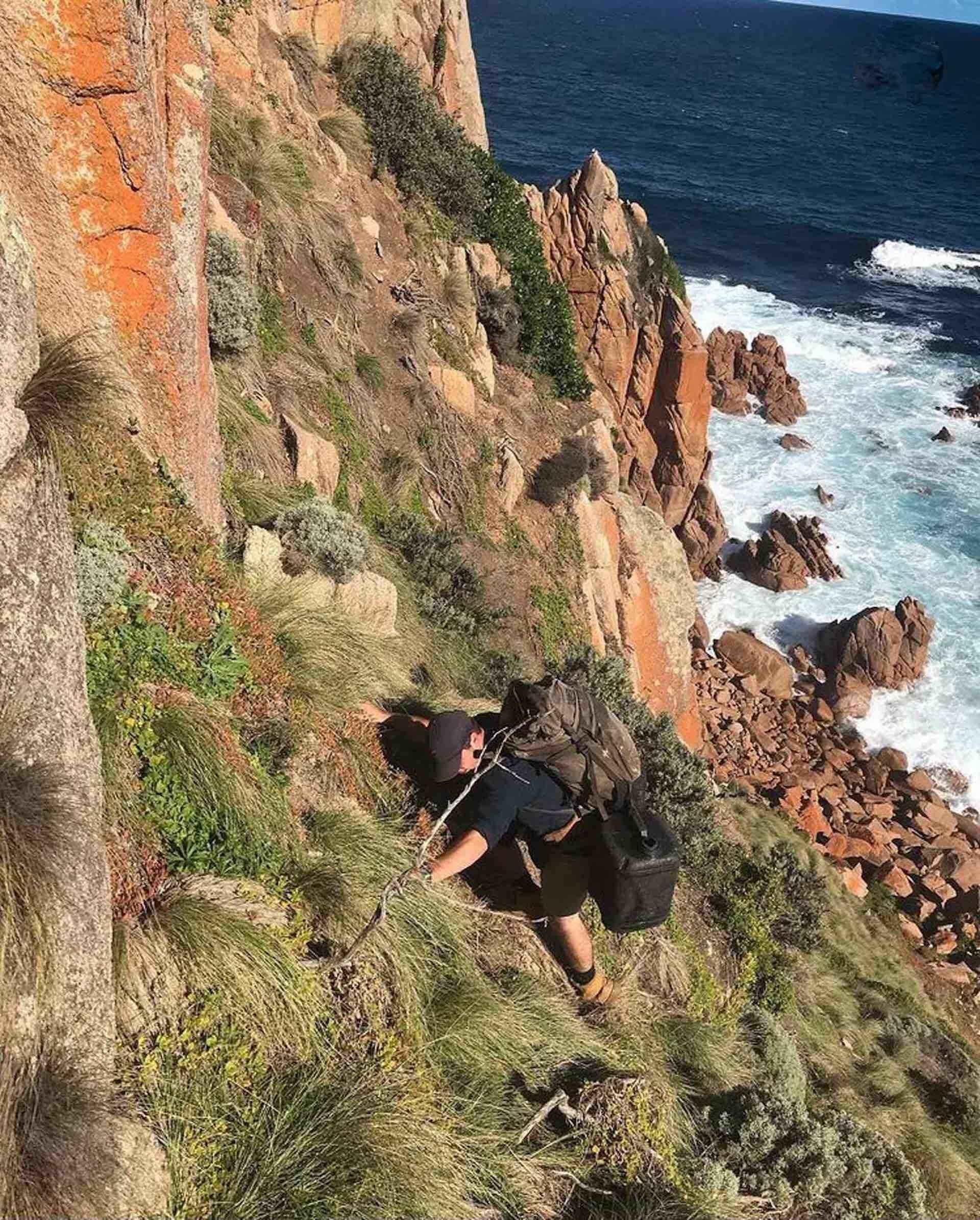 This Bloke’s Collected over A Tonne of Rubbish From the Aussie Coastline - Pippa Salmon, hiking, guy