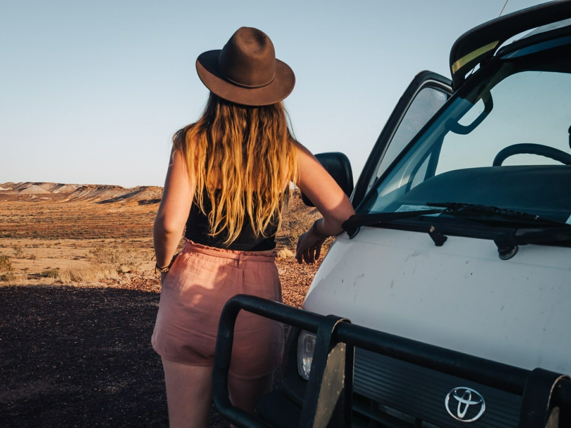 Watching the sunset over the Breakaways, What I’ve Learnt From 6 Months of Full Time #Vanlife, shot by Elisha Donkin, outback, australia, road trip, lap, van, vanlife