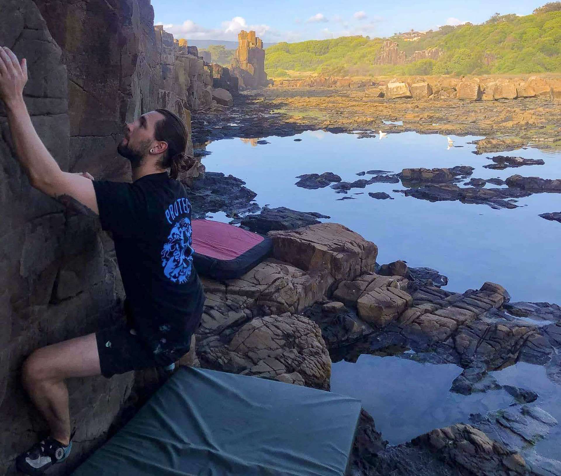 Bouldering the Bombo Quarry Seawall, George Fisher - bouldering, Bombo Bouldering, Bombo Quarry Seawall, rock climbing