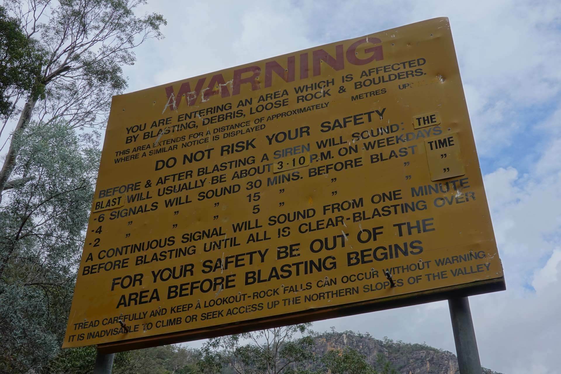 10 Things That Make Hiking in Australia Special (and a Bit of a Bastard)! Dan Piggott, warning sign