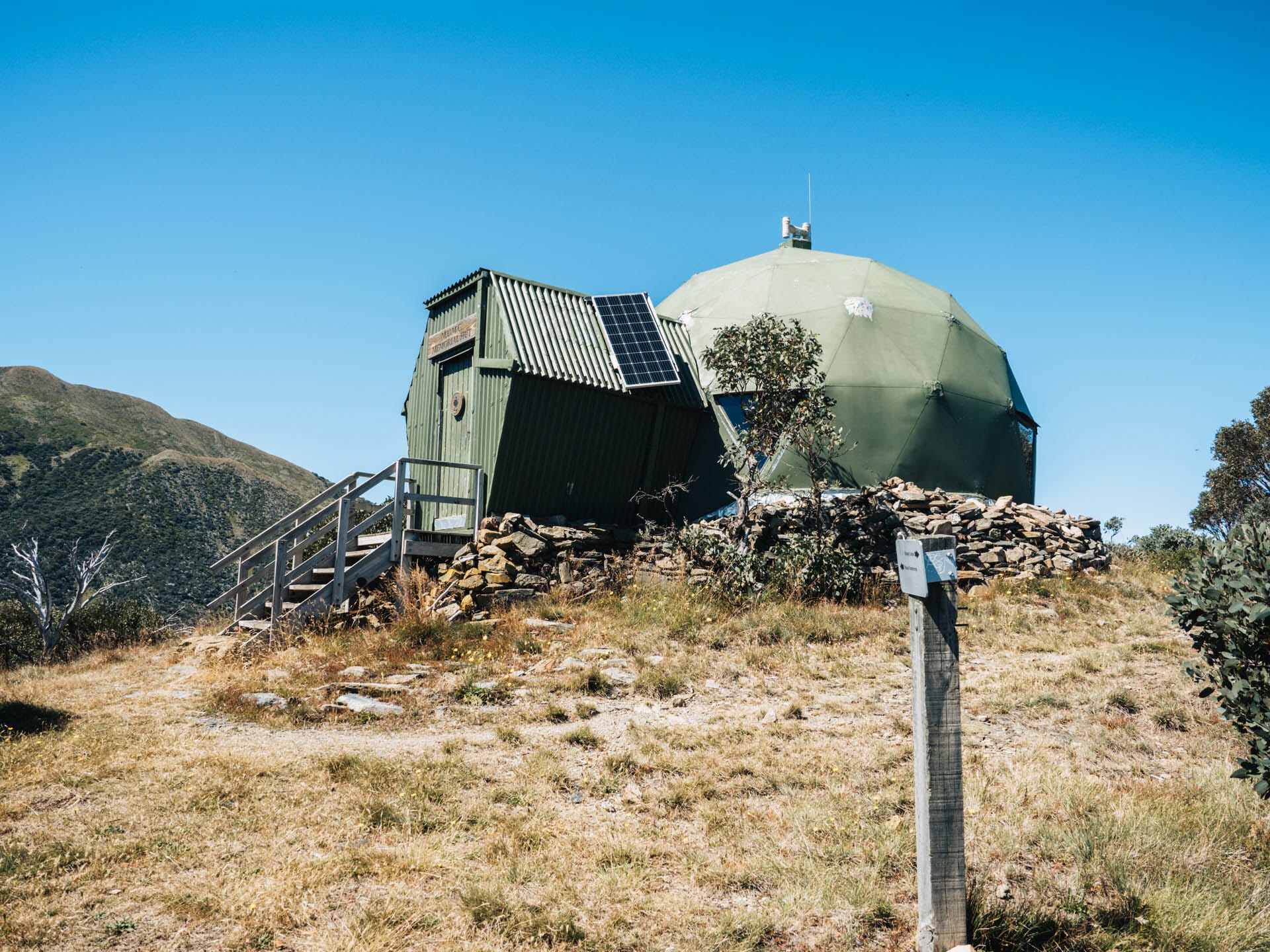 Hiking Mount Feathertop via Northwest Spur in Alpine National Park - Elisha Donkin - MUMC Hut