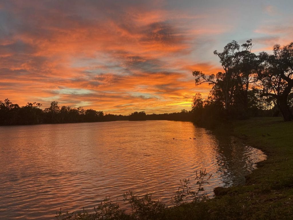 Murray River Kayaking – A Warm and Lazy Overnight Loop Paddle for One, Emily Scott, sunset, river
