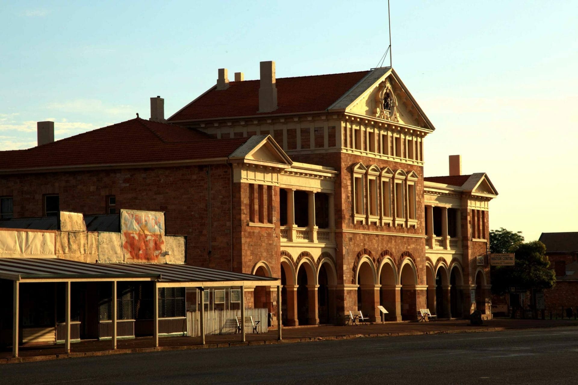 Golden Quest Discovery Trail: A Guide to Driving WA’s Goldfields & Ghost Towns, Jane pelusey