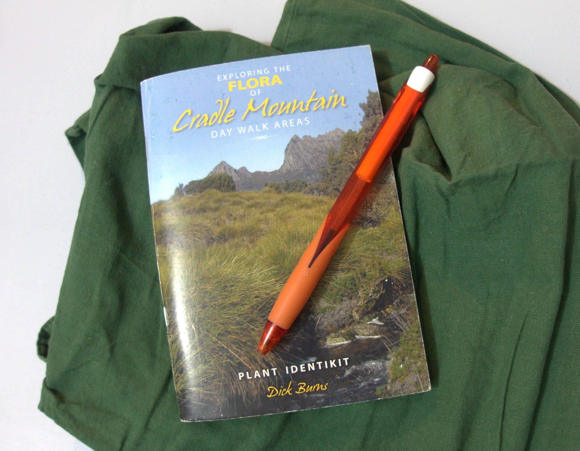 How To Identify an Australian Native Plant, australian native flower, lutruwita, tasmania, kunanyi, mt wellington, Bauera rubioides, photography, wildlife, flora, botany, plant identification, plant identification book, outdoor book, outdoor journal, orange pen ontop of book about cradle mountain