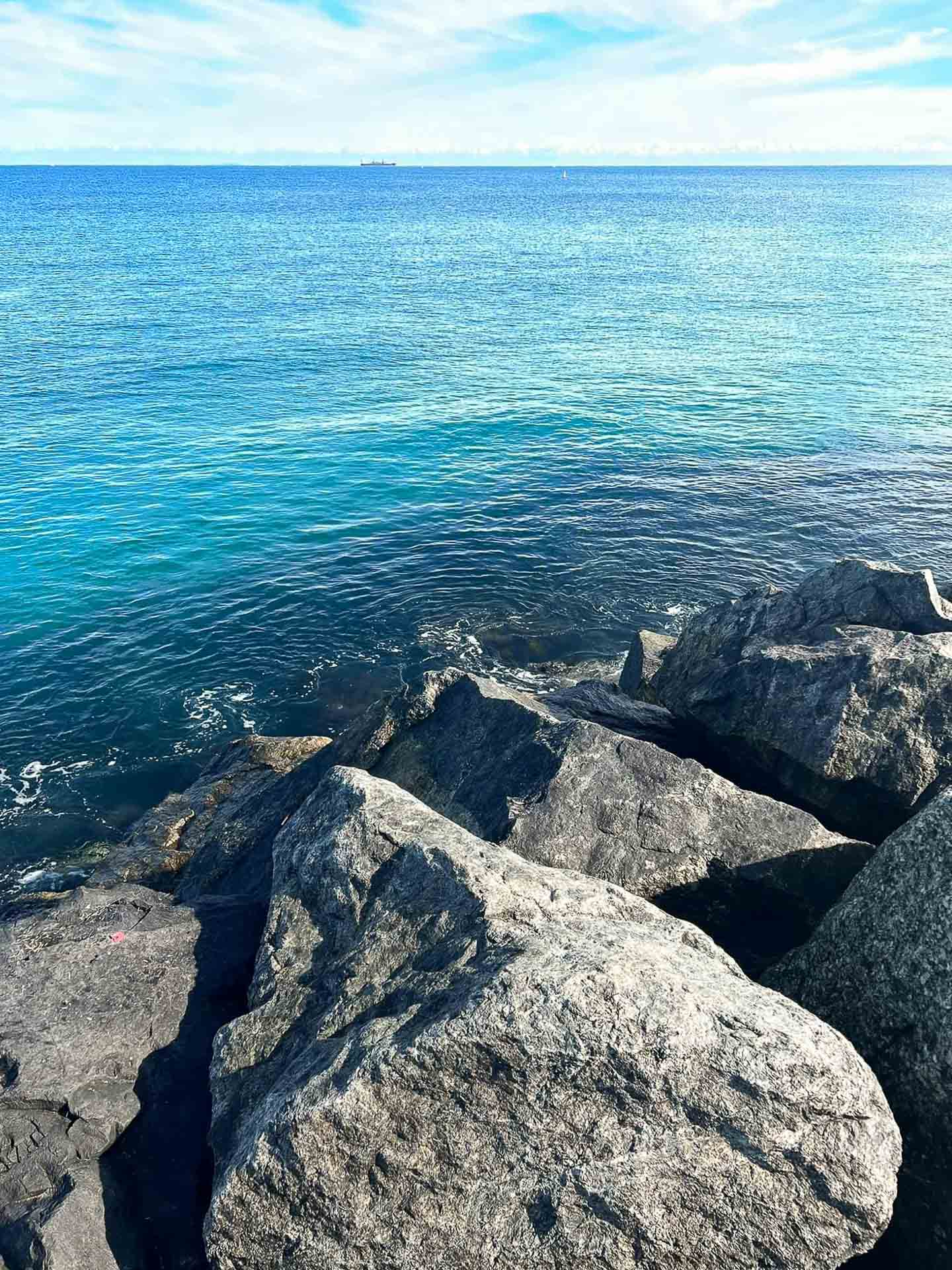 10 Best Outdoor Adventures in Perth, Photos by Jasmine Loda-Batey, Western australia, WA, Woodman Point, Beach, blue water, rocks