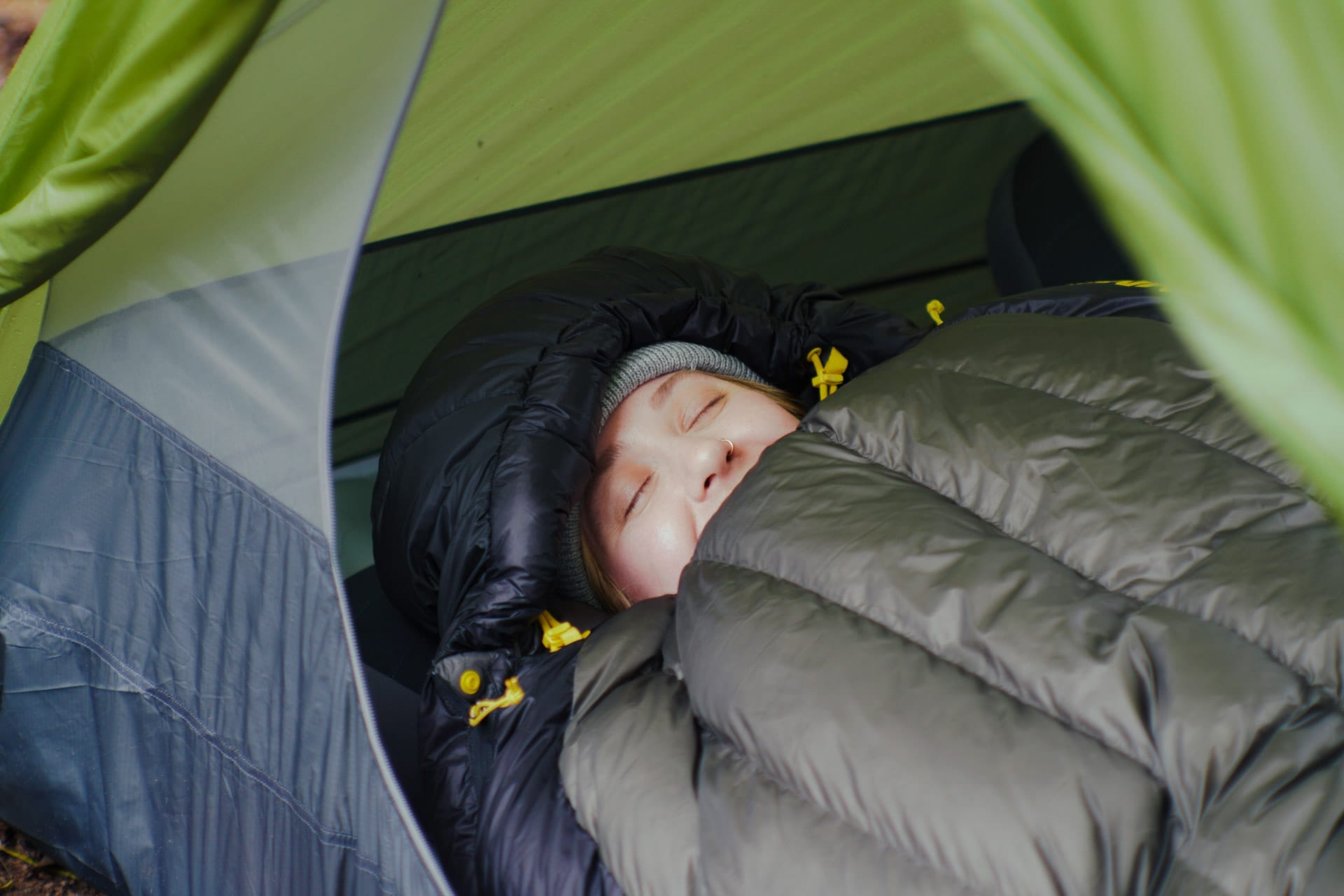 How to Choose a Sleeping Bag, Photo by @aebimedia, Sea to Summit, sponsored, Julia in a sea to summit sleeping bag lying down