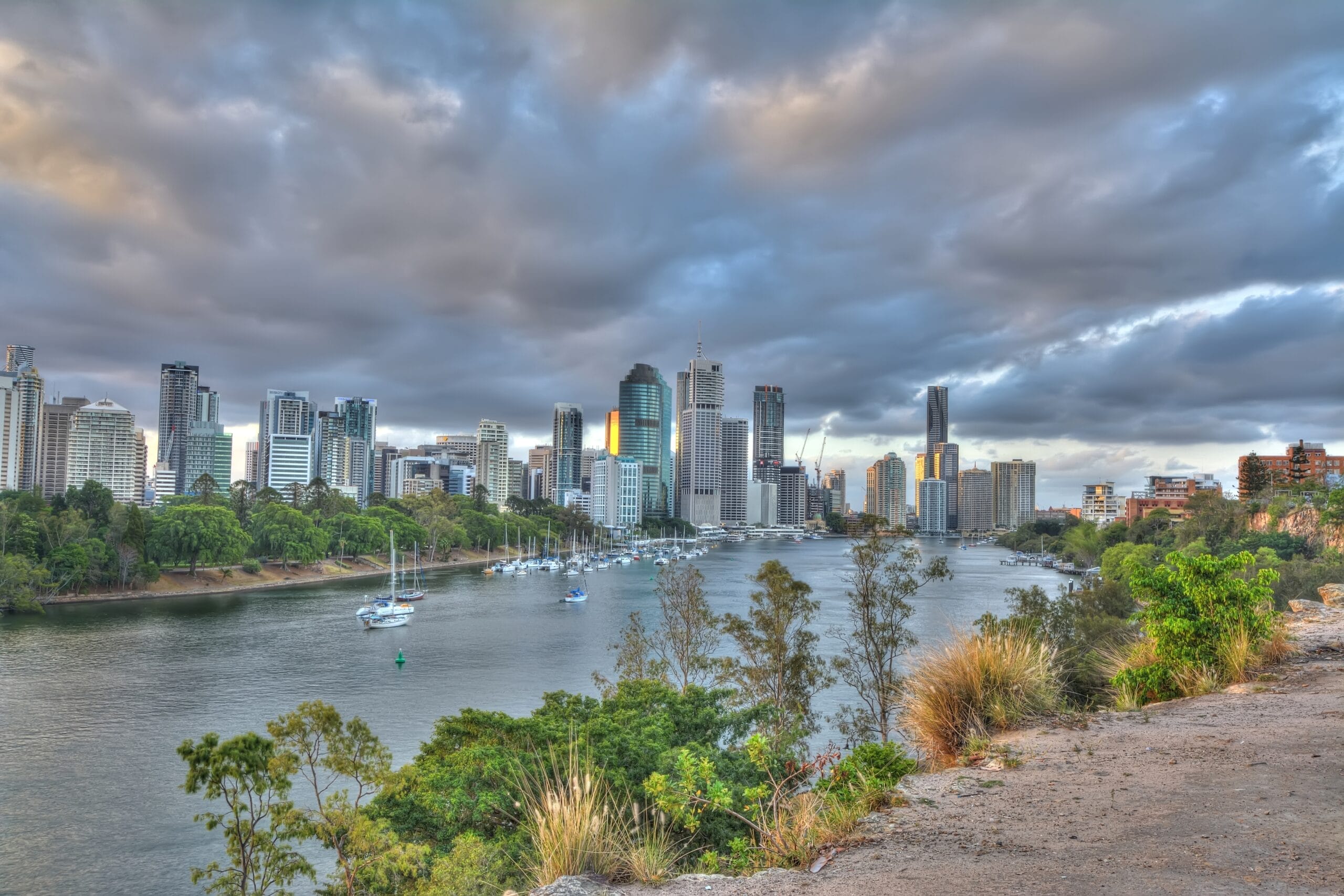 10 Best Walks Near Brisbane 2024, Queensland, shot by @lennykphotography on Flickr. Kangaroo Point Cliffs lookout over brisbane city