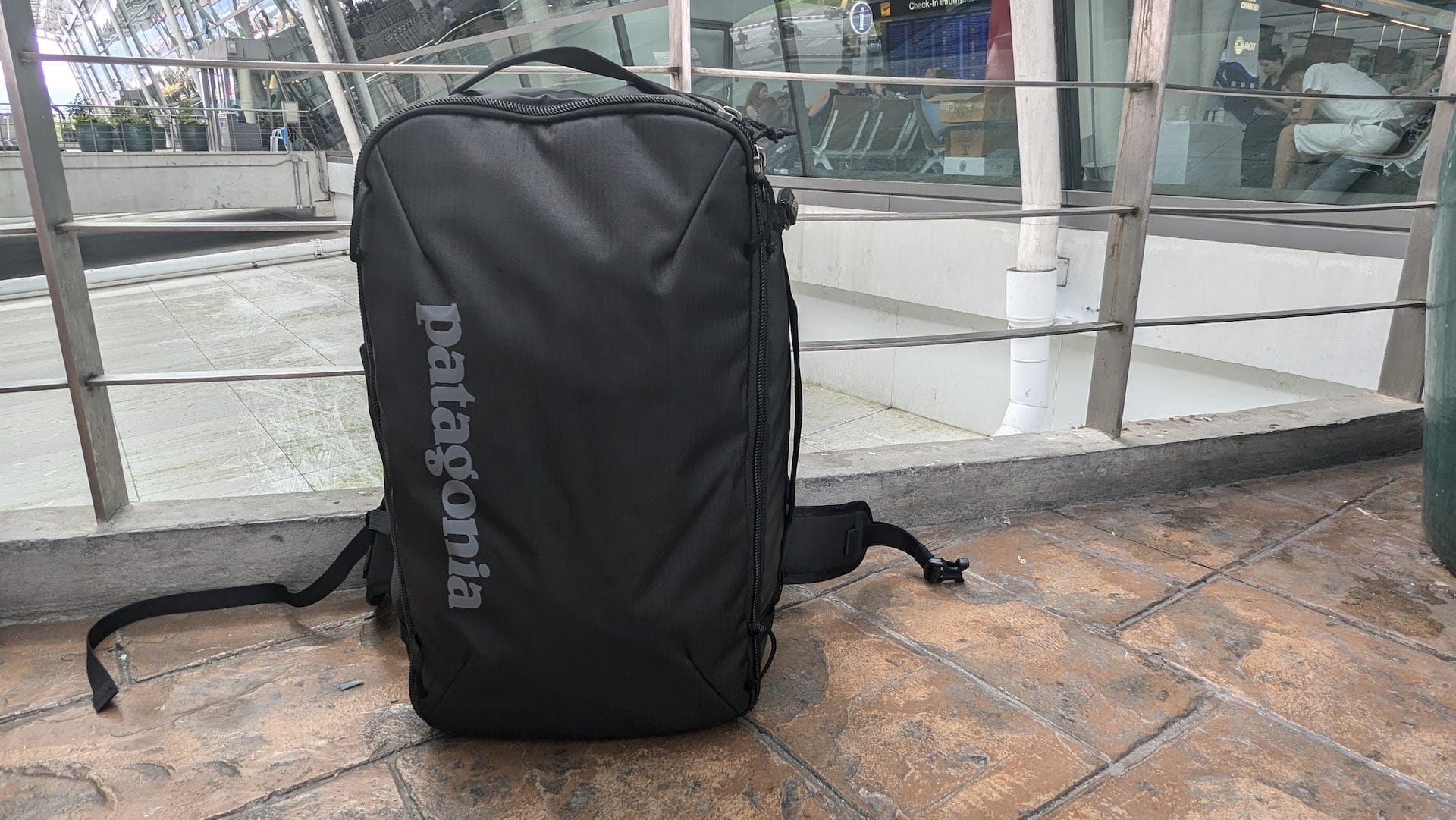 Patagonia Black Hole Mini MLC 30L Duffel Bag – Reviewed & Tested, photo via @jessleenehme, backpack, duffel, daypack, travel bag, airport