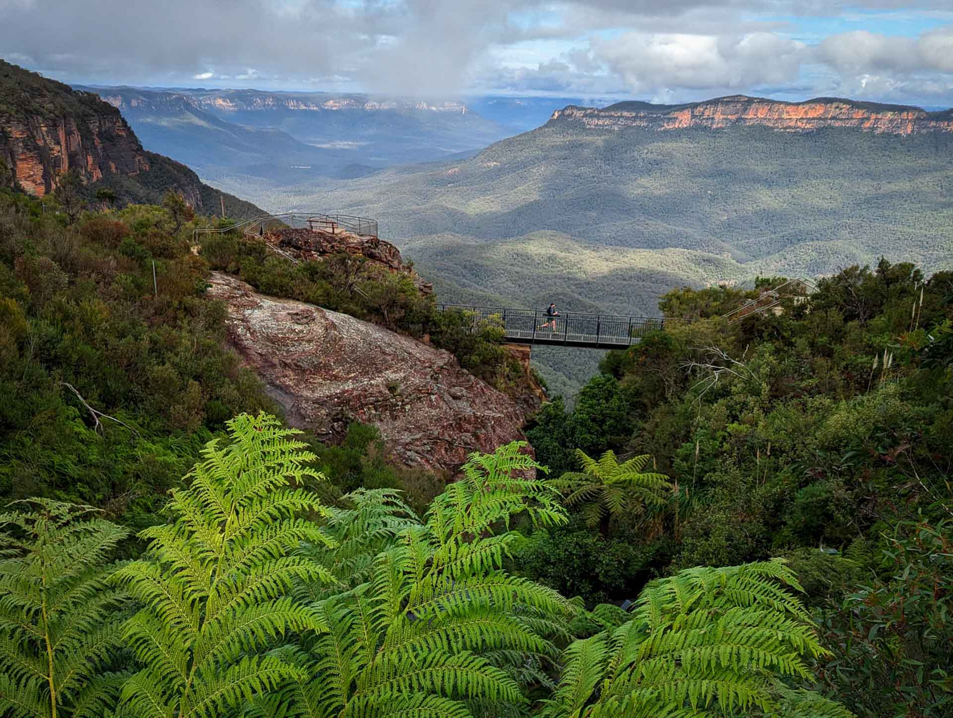 You Can Check Out A World-Class 100 Mile Trail Race Near Sydney This Weekend, blue mountains, three sisters, photo by rachel dimond, nsw,