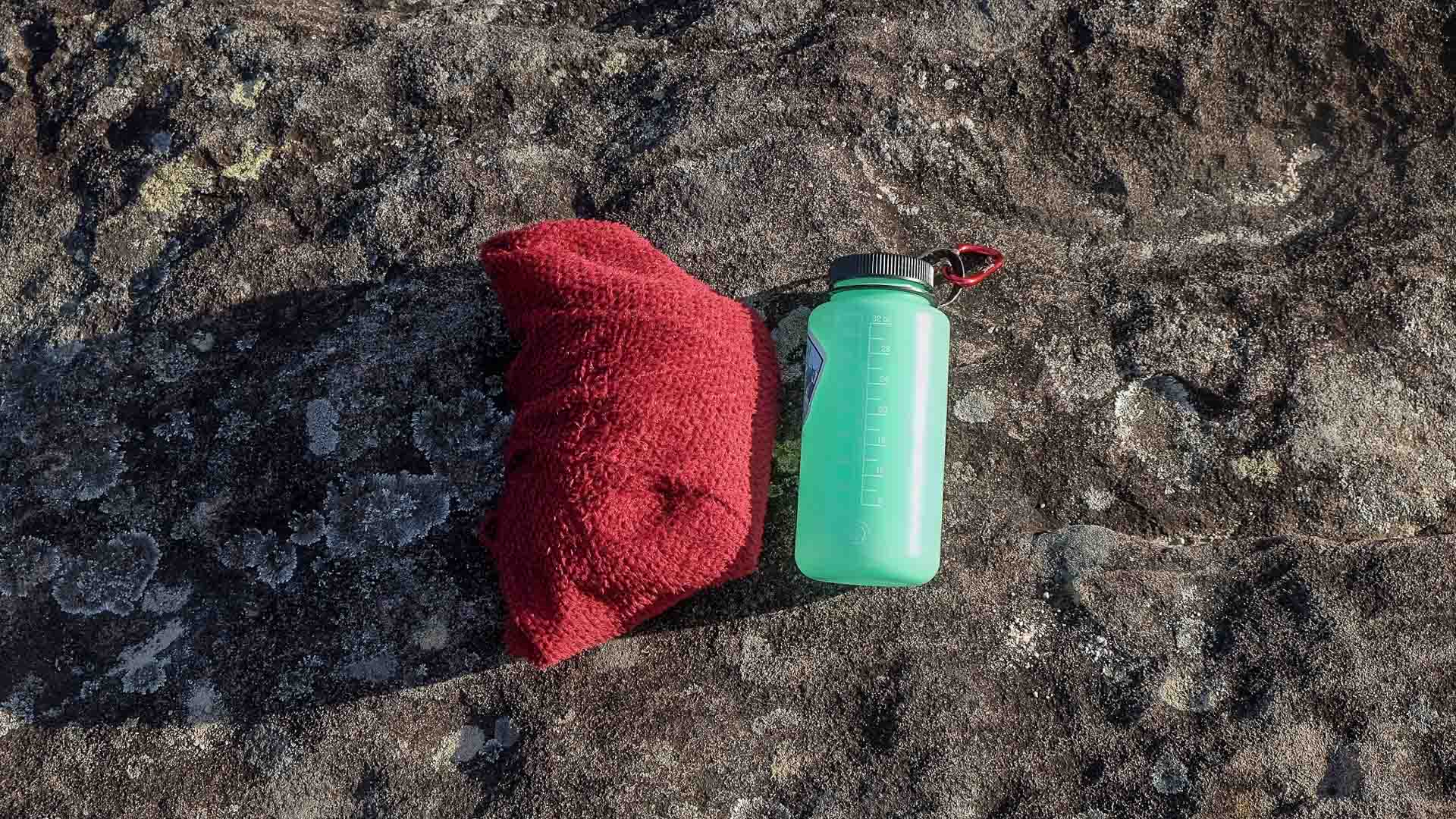 Macpac Nitro Fleece Pullover – Reviewed & Tested, photo by Francesca Solloway, mid layer, fleece, warm, red, nalgene for scale