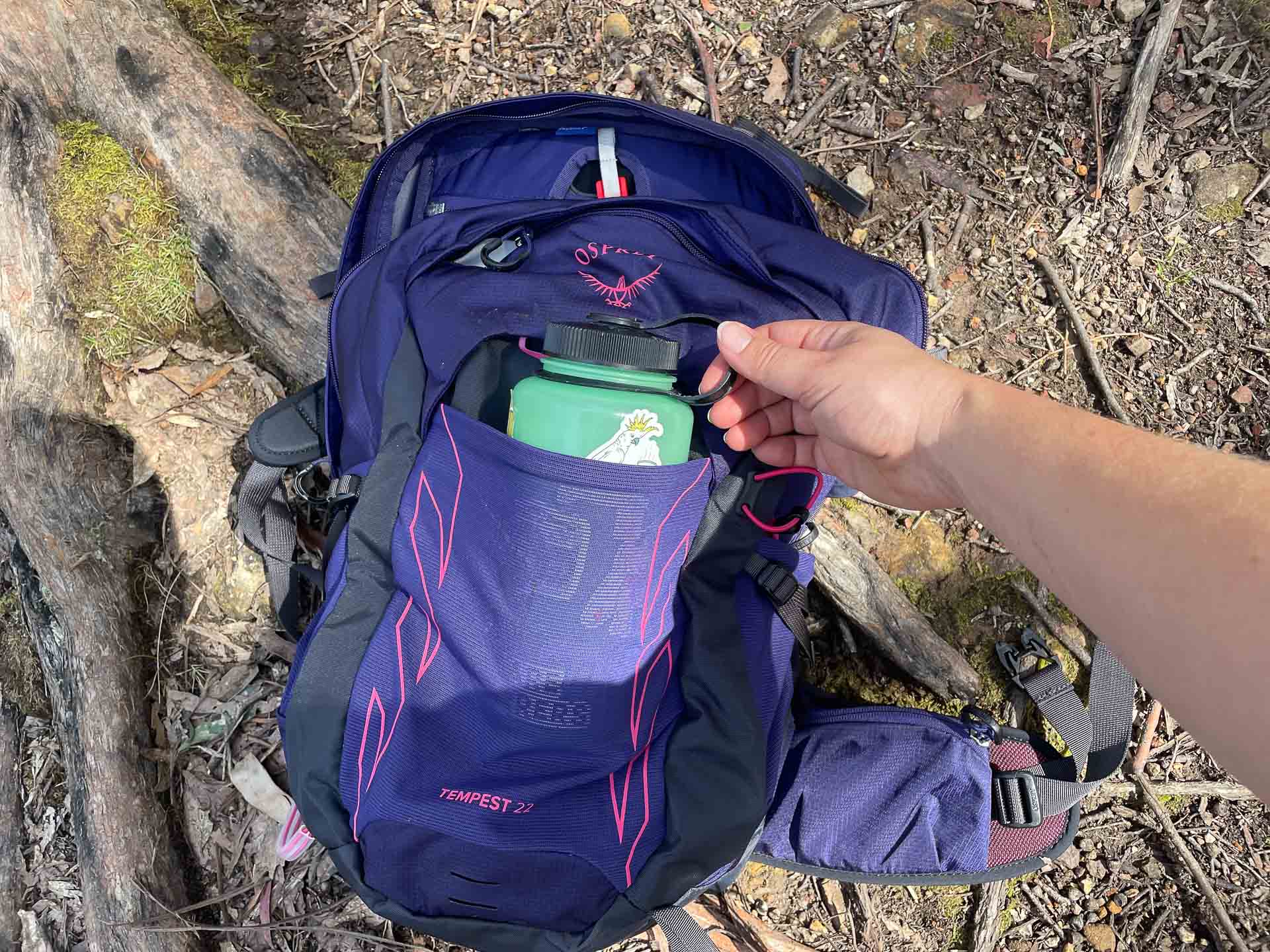Osprey Tempest 22 Hiking Pack – Reviewed & Tested, julia aebi, day hikes, daypack, purple, front pocket