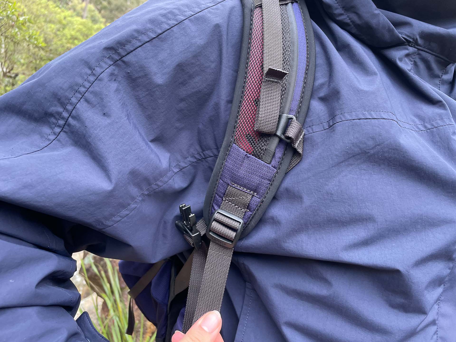 Osprey Tempest 22 Hiking Pack – Reviewed & Tested, julia aebi, day hikes, daypack, purple, shoulder strap