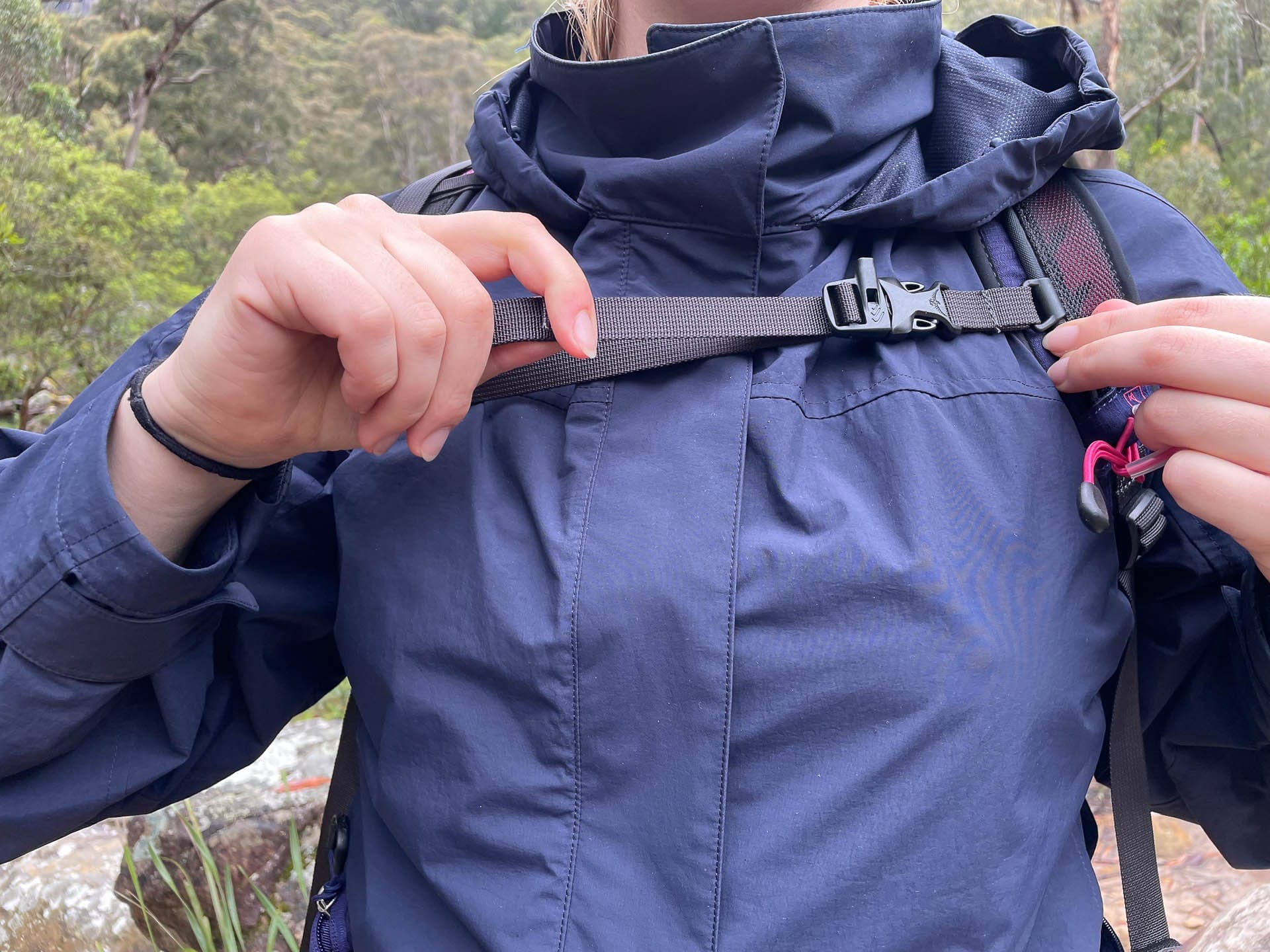 Osprey Tempest 22 Hiking Pack – Reviewed & Tested, julia aebi, day hikes, daypack, purple, chest strap with whistle