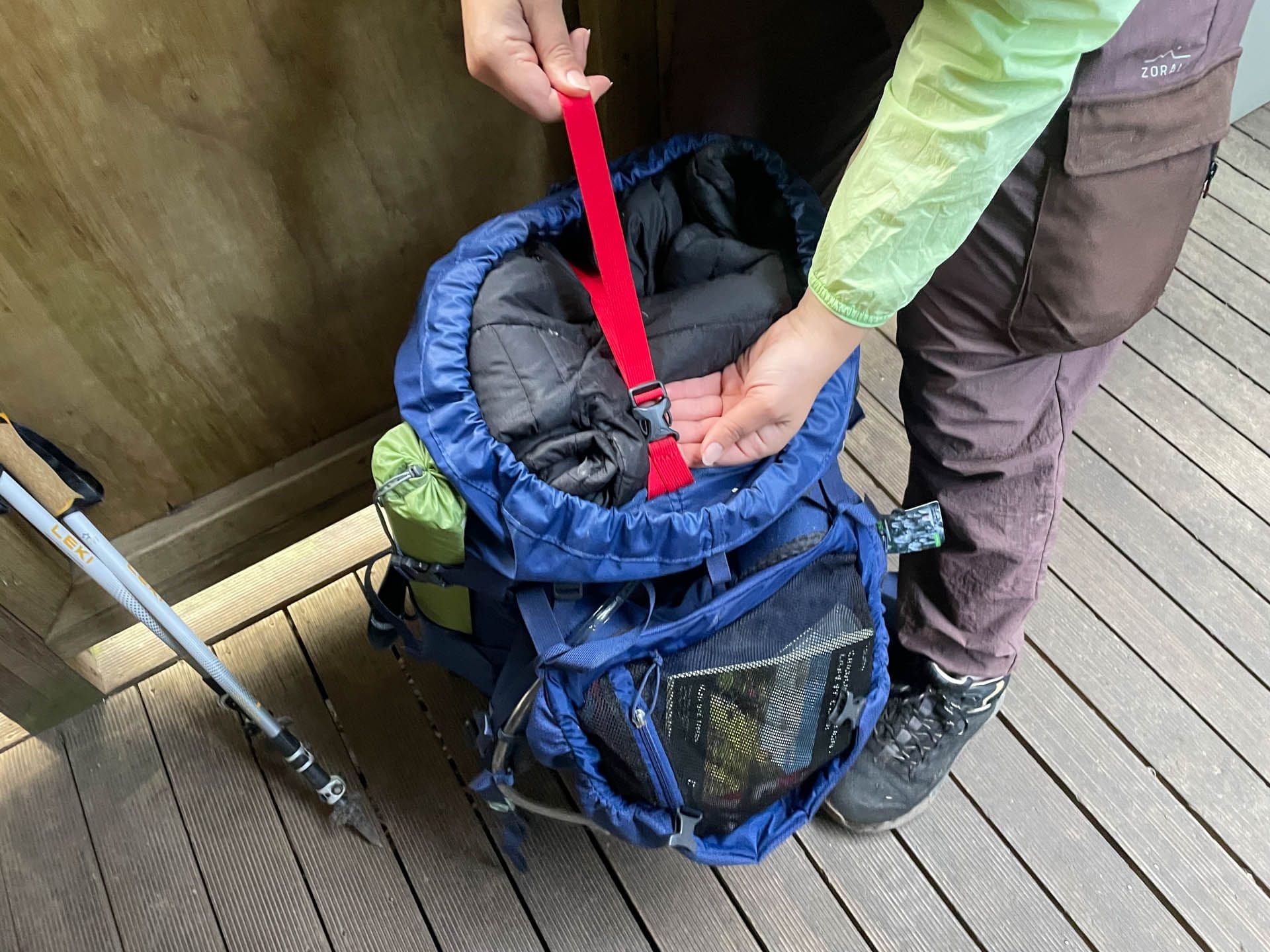 Osprey Kyte 65 Hiking Pack Review, internal compression strap, packing sleeping bag, hiking gear, Leki trekking poles, ZORAI hiking pants, Overland Track preparation