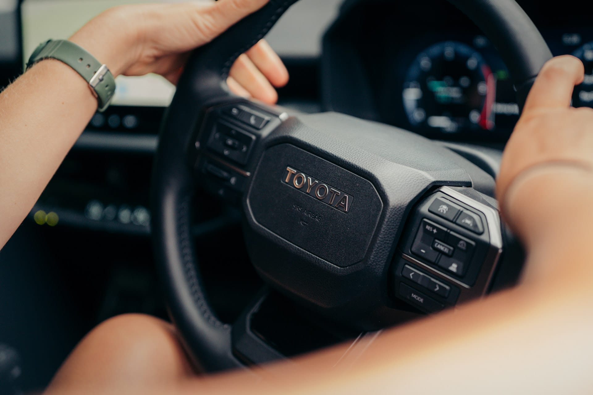 Everything We Love About the New Toyota HiLux After Driving It in the Bush, photos by Paul Lojszczyk, toyota hilux sr5, steering wheel